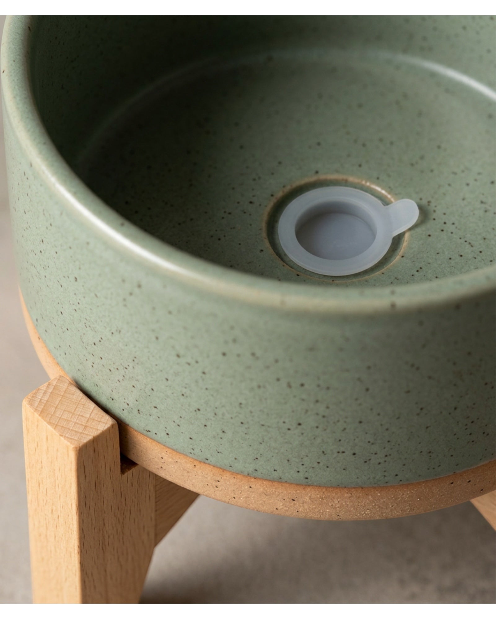 Ambbe Speckled Ceramic Planter 20 cm with Three-Leg Wood Stand Sage - Detail view